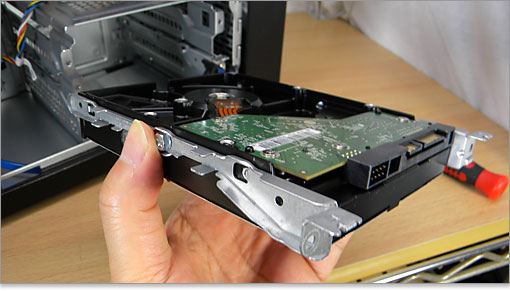 HDDの両サイドにはマウンタ用のレール