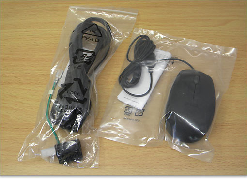 電源ケーブルとマウス。