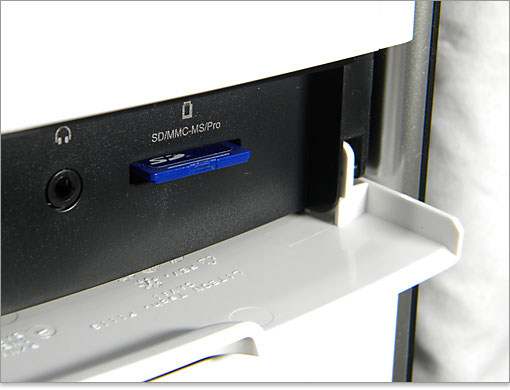 SDカードがあまり突っ張らないので、このままフレックスカバーを閉じることも可能です。