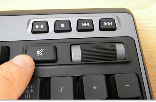 ミュートボタン。ローラーは音量調整。