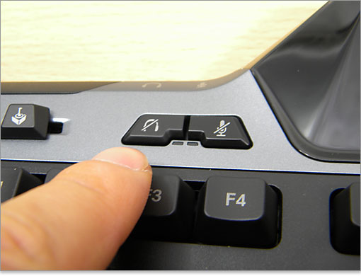 ヘッドフォンとマイク端子を装備しており、ミュートボタンも装備