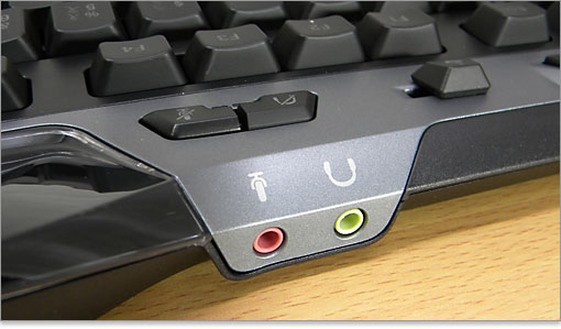 にヘッドフォンとマイク端子装備。