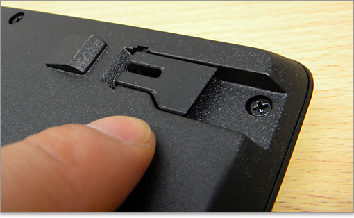 G510底面の左右にある折りたたみ式スタンド。