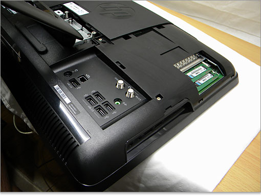 メモリスロットにアクセスできます。