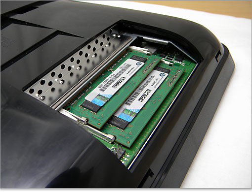 今回は2GB × 2枚搭載。こちらはノート用のメモリ