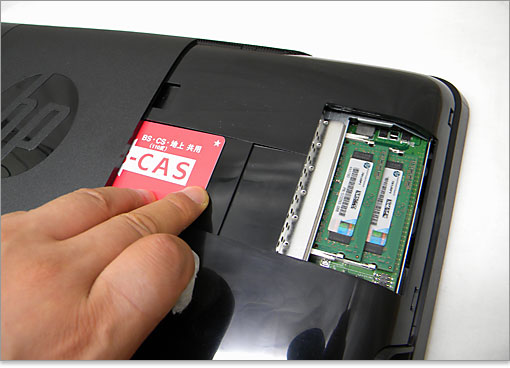 B-CASカードをユーザー自身が取り付けます。