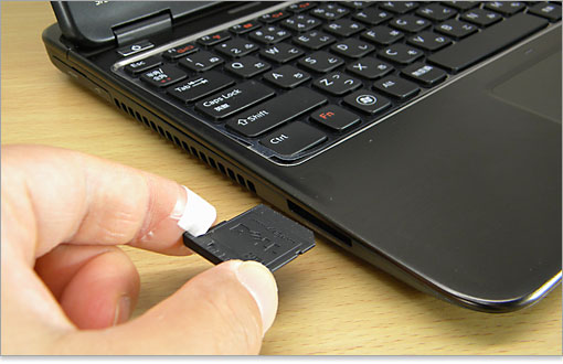 8-in-1 メディアカードリーダー