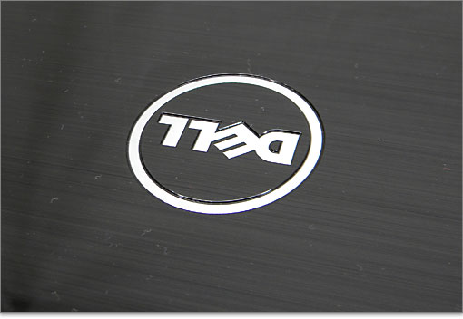 DELLロゴが、溝にハメ込まれて