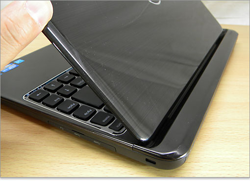 Inspiron 13z（N311z）本体の上部に載せられた構造。