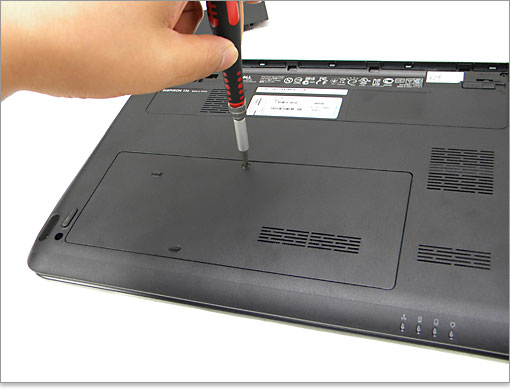 Inspiron 13z（N311z）HDDとメモリにアクセスします。