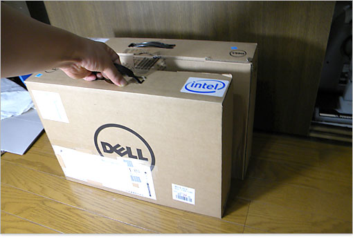 手前のがInspiron 13z（N311z）の箱、奥にあるのがInspiron 14z（N411z）の箱。