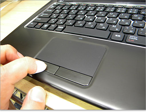 特別広くも狭くもないサイズのタッチパッド。パソコン