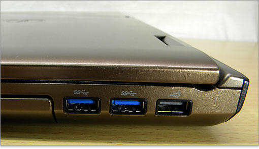 USB3.0×2基装備。そしてUSB2.0を1基装備