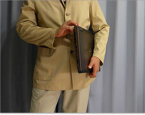 パソ兄さんがVostro3750を持つ