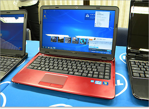 パソコン購入マット調ブラックとメタリックなレッドの2トーンカラー