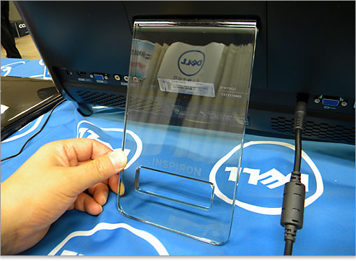 すりガラスでINSPIRONのロゴ