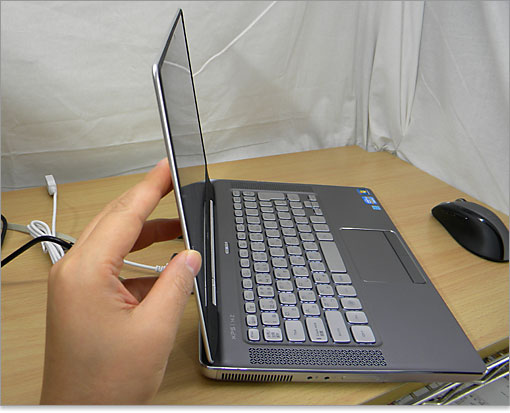 ディスプレイを閉じたXPS 14z（L412z）の厚みは23mm