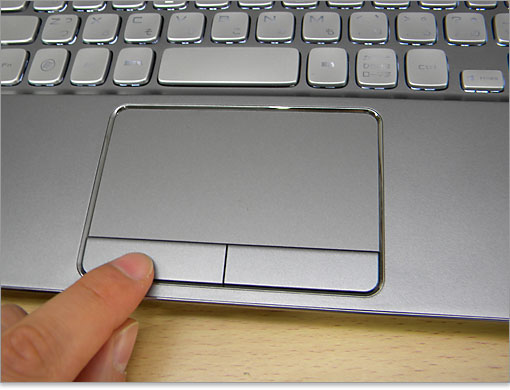 タッチパッドエリアはメッキされた枠