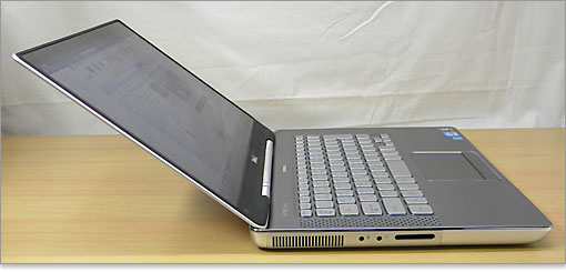 ディスプレイを全開にした様子