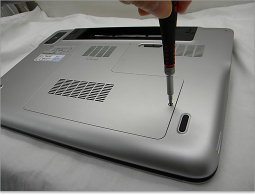 底面のカバーを開けるXPS 17（L702X）の