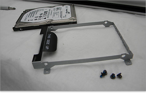 HDDをマウンタに取り付け