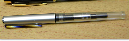 インクを補充したコンバータが透けて万年筆 ハイエース ネオ