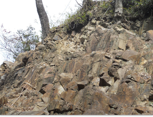 岩盤を人工的に削って