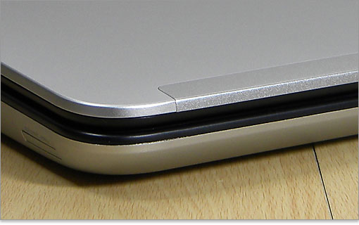 背面から伸びる黒縁ラインがアクセント