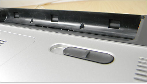 バッテリーのツメに引っ掛ける溝