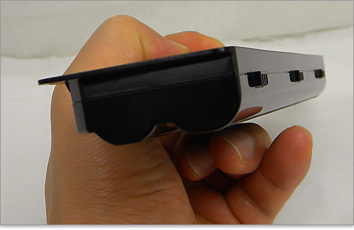 バッテリー側にある3つのツメ