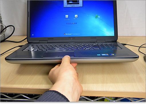 わりと丸みを帯びています。XPS17