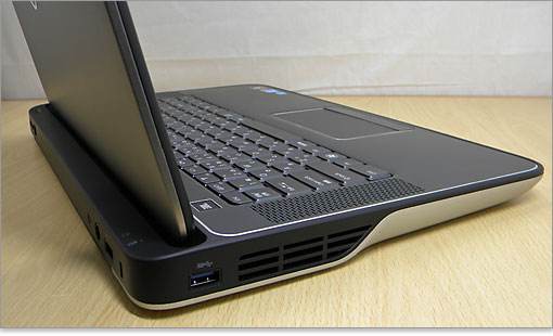 PS 15の左側面ではUSB3.0を1つ装備。そして排気口