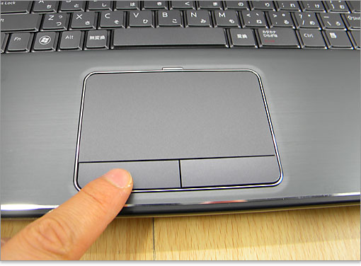 パームレストをプレスした一体型タッチパッドと比べる