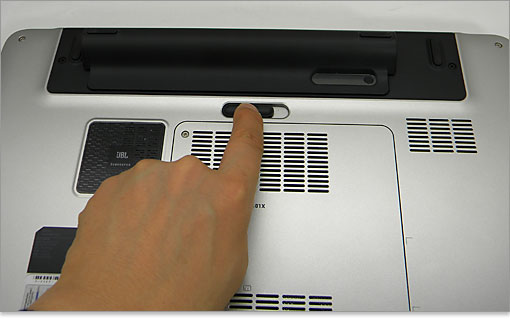 XPS 15のバッテリーを外すには底面