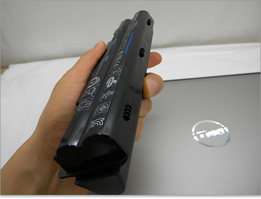 XPS 15、バッテリー装着部に引っ掛けるツメ