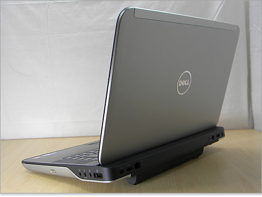 底面に隙間ができるので手がすんなり入りXPS 15