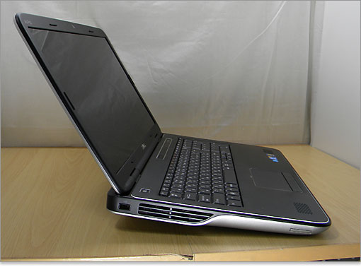 排気口はXPS 17の左側面