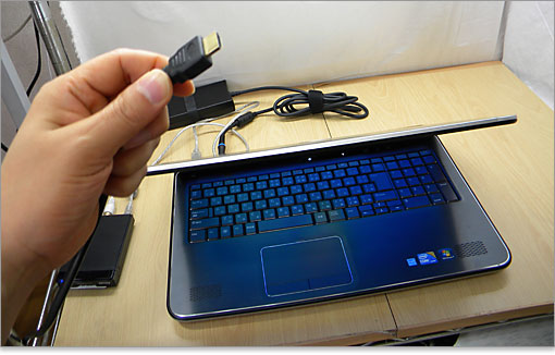 HDMIケーブルで接続。