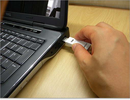 ワイヤレスマウスのレシーバーをセット。