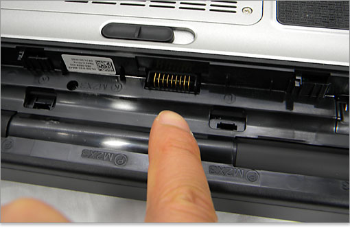 XPS 15バッテリーと接触するコネクタ