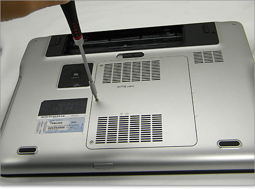 XPS 15の底面にある開閉