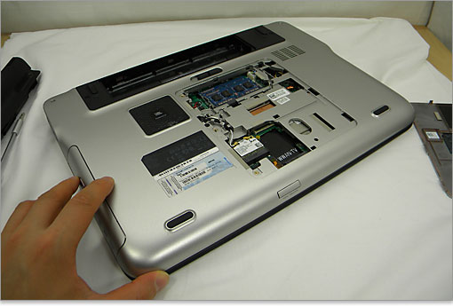 てメモリスロットの下部をチェック