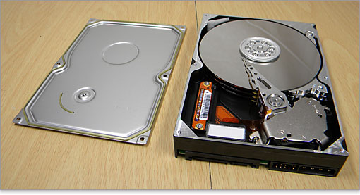 HDD（ハードディスク）は、記録媒体となる磁気ディスク（プラッタ）