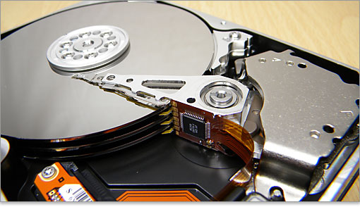 書き込んだりするのが磁気ヘッド