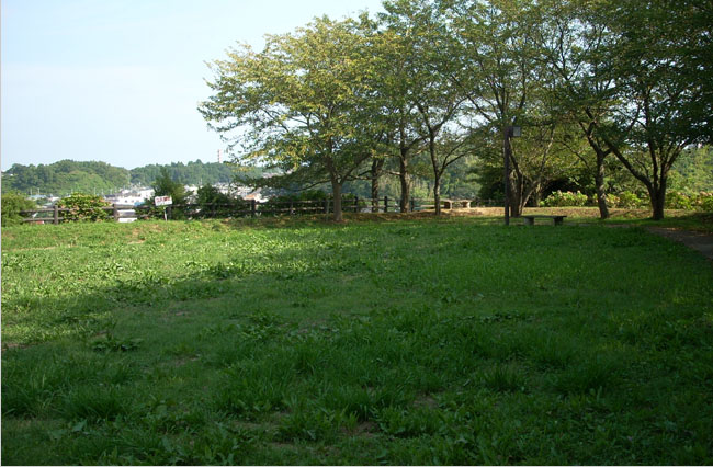 土塁に挟まれる形で威圧感