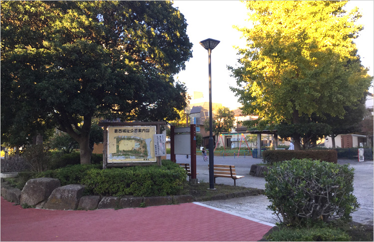 公園を囲んでいる道路は堀跡