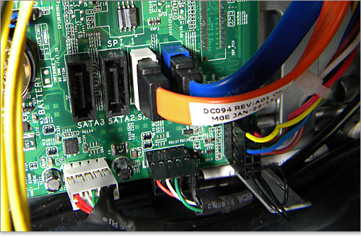XPS 8300のSATAコネクタを見ると、SATA 3.0規格（6Gbps）が2ポート