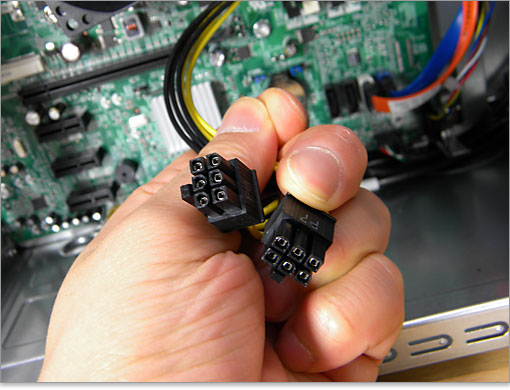 グラフィックカードの補助電源であるPCI Express電源コネクタbyXPS 8100