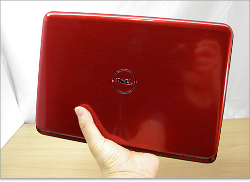 Inspiron M102zのカラーは、ファイア・レッド。