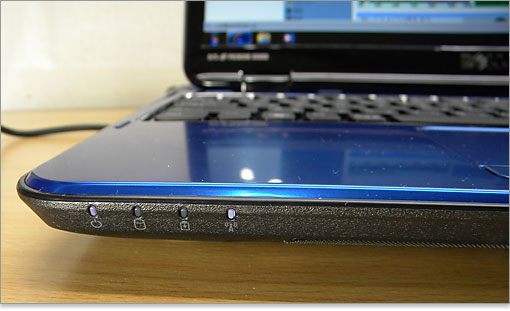 HDD、バッテリー、ワイヤレスのLEDライトを配置Inspiron 15R（N5110）